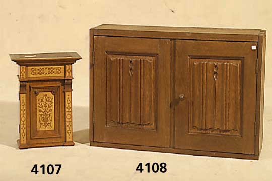 ArzneischrÄnkchen, deutsch,um 1880/90, im sogenannten Ulmer Renaissancestil, Korpus Weichholz, Rahmenfassung, Lisenen abstrakt floral, Nußbaum ...