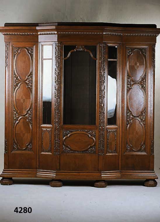 BÜcherschrank, deutsch, um 1908/12, Korpus Eiche und Buche, z.T. massiv, Eichefurnier z.T. 4-fach gespiegelt, Front leicht ge- schwungen, ...