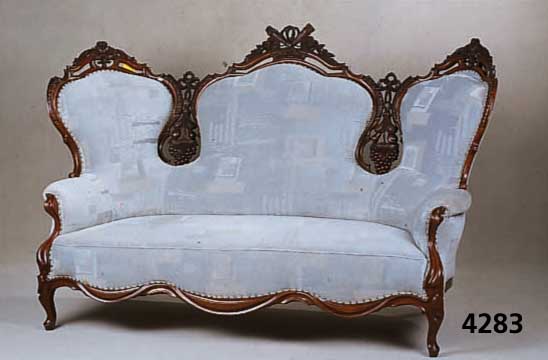 3-sitzer Sofa, deutsch, um 1835/45, Louis Philippe, Nußbaum und Mahagoni, z.T. massiv, in sich 3-fach geschweift, Armlehnen doppelt geschwieft, ...