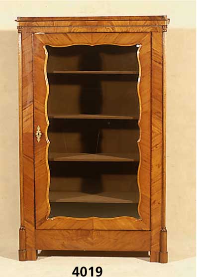 WÄsche- und Vitrinenschrank, mitteldeutsch, um 1850/60 Korpus Weichholz, Pyramidenmaha- goni gespiegelt, schÖnes lebendiges Furnier- bild, ...