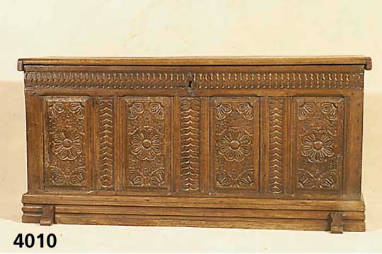 Leinentruhe, deutsch, um 1830/40, Korpus Eiche massiv, Front mit KastenfÜllungen, reich geschnitzt, abstrakt floral, BlÜten und BlÜtenblÄtter, ...