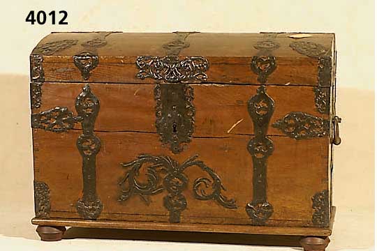 Buckeltruhe, sÜddeutsch, um 1830/40 Eiche massiv, original BÄnderung handgeschmiedet mit guter Durchbrucharbeit, original Trage- griffe und ...