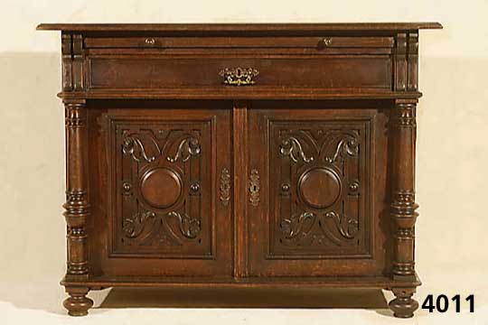 Anrichte, deutsch, um 1880/90 Korpus Weich- holz und Hartholz, Eichefurnier, Front 3/4 SÄulen gedrechselt, z.T. auf Rahmen gearbeitet , FÜllungen ...
