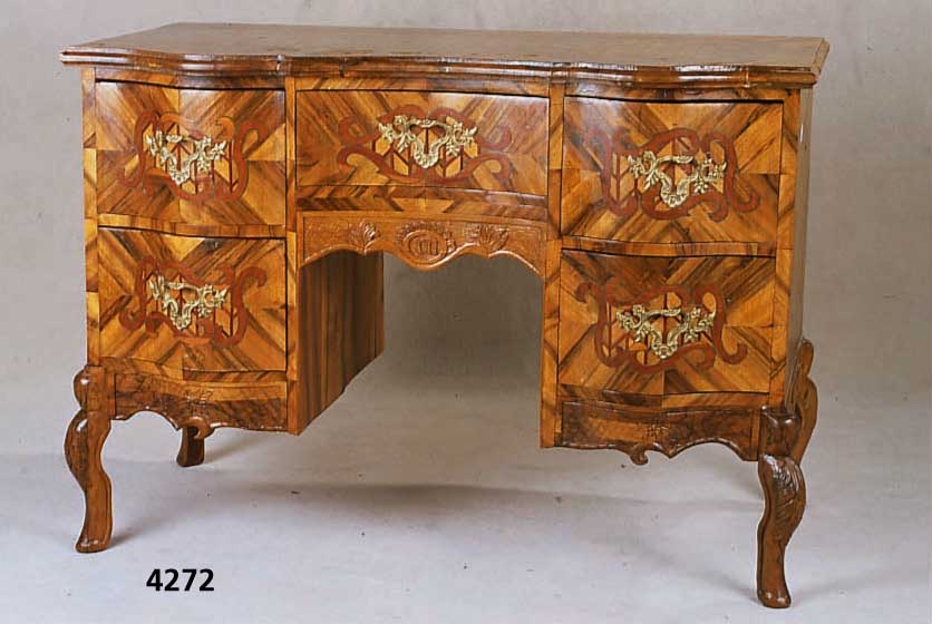 Stilschreibtisch Barock Korpus Weichholz, d ickes Nußbaumfurnier, Wurzelnuß bzw. Kirsch, R ahmen z.T. Flachschnitzerei aus dem Vollholz, Front ...