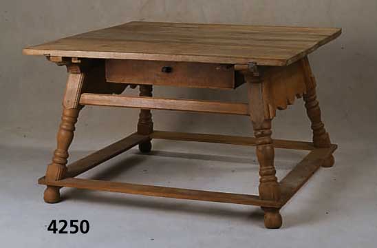Tisch, sogenannter Jockeltisch, Eiche massiv , z.T. gedrechselte Zarge, 6-fach geschwungen, Beine ausstehend, in guter Drechselarbeit, ...