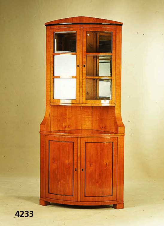Eckschrank, Biedermeierstil, Kirsche massiv, nach Vorbild von 1820/30, unter Verwendung alter Teile, Oberteil verglast, z.T. schwarz gelackt, ...