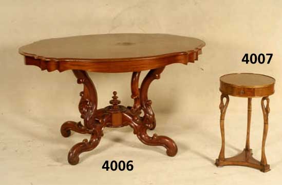 Tisch, norddeutsch, um 1860/70, Nußbaum und Mahagoni, z.T. Nußbaum auf Mahagoni gebeizt, Unterteil 5-fach geschwungen, aufgesetzte ...
