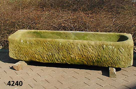 Wassertrog, deutsch, um 1860, Sandstein massiv, aus dem Vollstein gehauen, aufwendige Arbeit, vielfach verwendbar, Altersspruen, ca. 30x154x42 cm