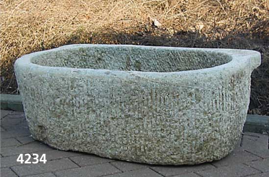 Wassertrog, deutsch, um 1920, Granit massiv, aus einem Block gehauen, auch als Brunnen ge- eignet, aufwendige Arbeit, vielfach verwendbar , ...