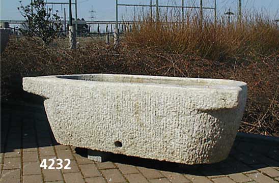 Wassertrog, deutsch, um 1920, Granit massiv, aus einem Block gehauen, auch als Brunnen ge- eignet, aufwendige Arbeit, vielfach verwendbar , ...