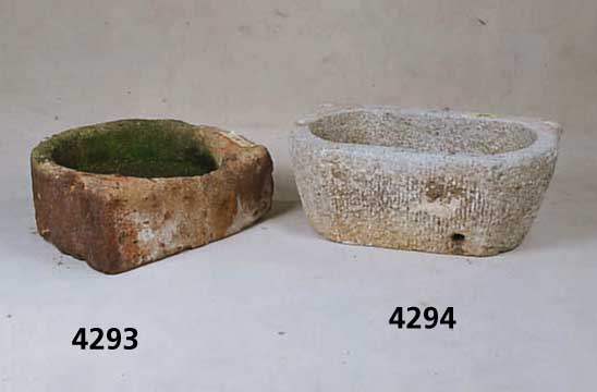 Wassertrog, Halbmond, Sandstein massiv, aus dem Vollstein gehauen, aufwendige Arbeit, auch als Brunnen geeignet, reprÄsentativ, Altersspuren, ca. ...
