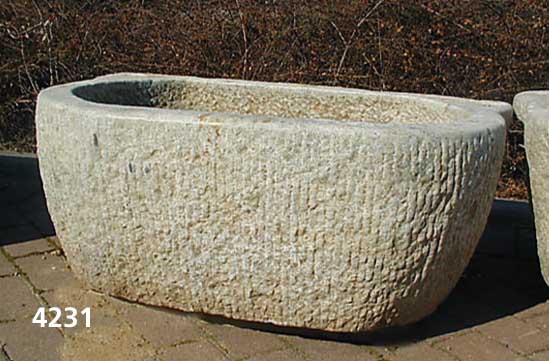 Wassertrog, deutsch, um 1920, Granit massiv, aus einem Block gehauen, auch als Brunne ge- eignet, aufwendige Arbeit, vielfach verwendbar , ...