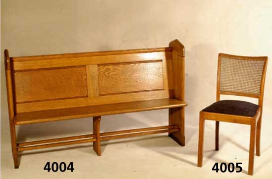 Bank, deutsch, um 1890/1900 massiv Eiche, auf Rahmen gearbeitet, sparsame Rillen- schnitzerei, Wangen mit gothischen Appliken, Unterteil doppelt ...