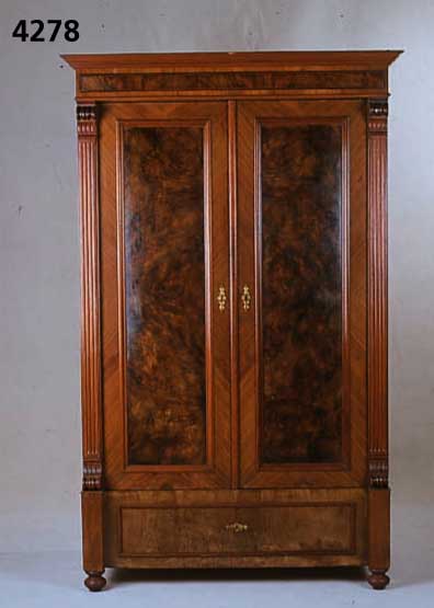 Kleider- bzw. WÄscheschrank, deutsch, um 1880/ 90, Korpus Weichholz, Wurzelnußfurnier ge- spiegelt, original Schloß und BeschlÄge, seitliche ...