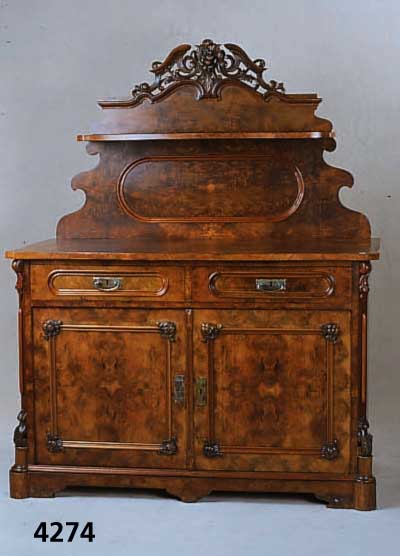 Kredenz, deutsch, um 1850/60, Korpus Weich- holz, auf Rahmen gearbeitet, Wurzelnußfurnier, doppelt gespiegelt, vertikal verlaufend, sehr schÖnes ...