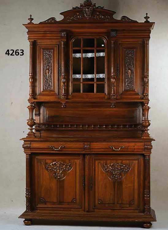 AufsatzmÖbel, Belgien, um 1900, Korpus Weichholz und Eiche massiv, auf Rahmen gear- beitet, 3-teilig, Front 6-sÄulig, gedrechselt, z.T. ...