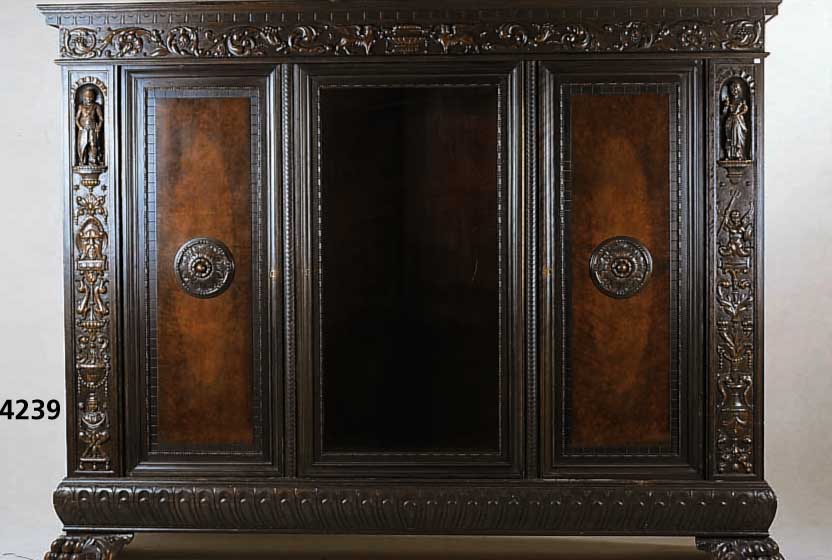 BÜcherschrank, deutsch, um 1920/30, Korpus Weichholz und Eiche, z.T. massiv, Front Nuß- baum massiv, auf Rahmen gearbeitet, Inlets ...