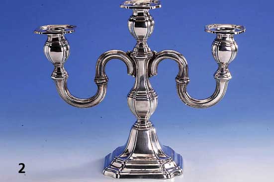 3-armiger Kerzenleuchter, deutsch, 800er Silber, 30er Jahre, FrÜhbarockstil, Bodenplatte Metall, total ca. 625 g, H ca. 27 cm, B ca. 32 cm