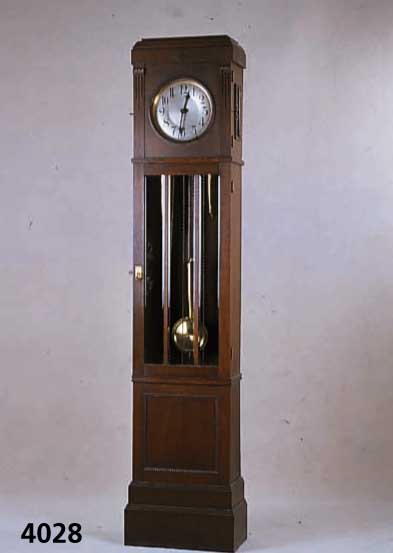 Standuhr, deutsch, um 1910, Korpus Weichholz bzw. Eiche massiv, auf Rahmen gearbeitet, Jugendstil, Mittelteil verglast, versprosst, facettiertes ...