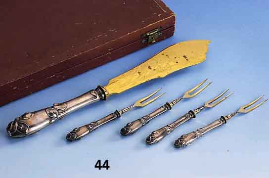 5-teiliges Kuchenbesteck, deutsch um 1900, Griffe 800er Silber, Jugendstildekor mit SeerosenblÄttern, z.T. vollplastisch, Gebr.- Teile Metall ...