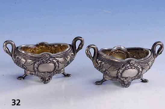 SalzschÄlchenpaar, Frankreich um 1910, 950er Silber, Innenvergoldung, klassizis- tischer Dekor mit Girlanden, Griffe in Form von ...