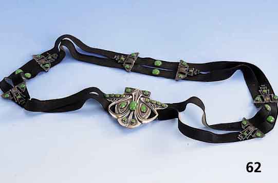 GÜrtel mit Schließe und 6 dazugehÖrigen Appliken und 3 grÜnen Doppelcabochons, orig., schwarze BÄnderung, deutsch wohl Darm- stadt um ...
