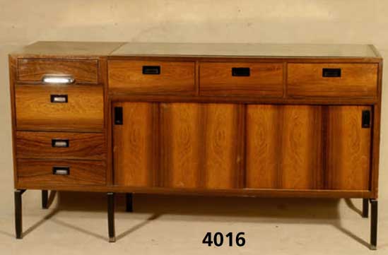 Verkaufsvitrine, deutsch, um 1958, Palisan- derfurnier, lebhafte Maserung, Auflageteile Metall geschwÄrzt, Oberteil verglast, mit ...