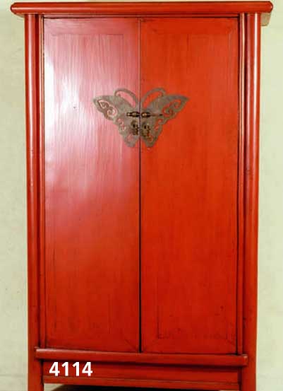 Vielzweckschrank, China, Weichholz, rot lackiert, TÜrverschluß mit Schmetterlingsem- blem, gleichbedeutend mit 60 Jahren, leichte ...