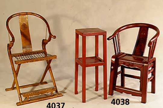 2 AhnenklappstÜhle, China, Obstholz mit rÖt- lichem Schimmer, Metallverzierungen, aufklapp- bar, geschwungen, sparsame Schnitzerei, Symbol fÜr ...
