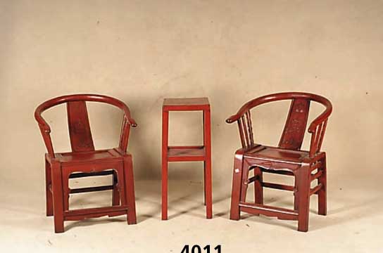 2 ReprÄsentationsstÜhle, China, Holz, rot gelackt, RÜcken mit Flachschnitzerei, GlÜcks- sympolik, patiniert, Altersspuren, sekundÄr, ...