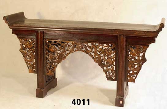Tisch fÜr Ahnenaltar, China, Weichholz auf Mahagoni gebeizt, Front und Seiten reiche Druchbrucharbeit, Flachschnitzerei, GlÜckssym- bolik, Front ...