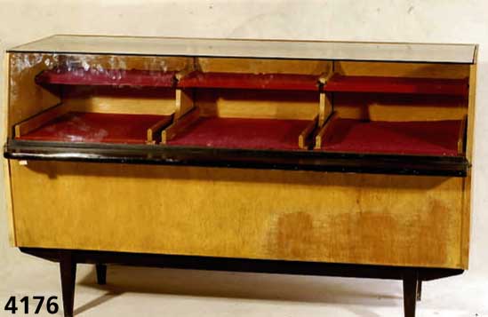 Verkaufsvitrine fÜr Schmuck, deutsch, 60er Jahre, Weichholz und Buche massiv, Nußbaum- furnier, verglast, z.T. alter Filzbelag, Vor- derseite ...