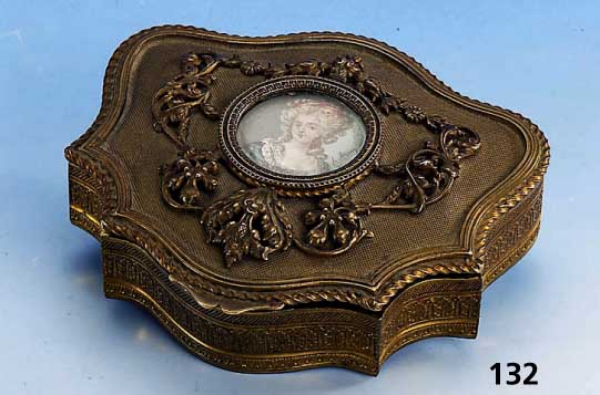 Deckeldose, wohl Frankreich um 1880/90, Metall teilvergoldet, Rokokostil, in Kartusche Marie Antoinette, nach altem Vorbild, Schar- nier defekt, ...