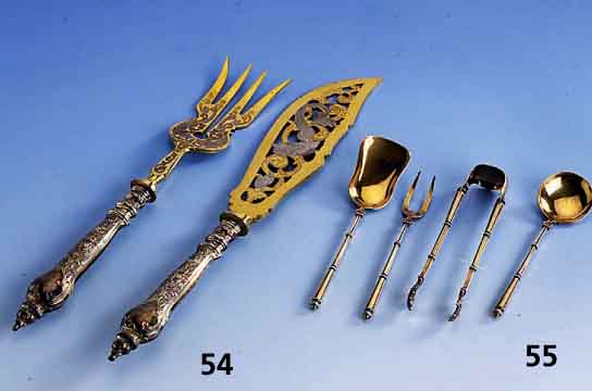 2-teiliges Vorlegebesteck, deutsch um 1890, Griffe Silber geprÜft, Barockstil mit Karutschen und Rosengirlanden, Gebr.-Teile Metall ...