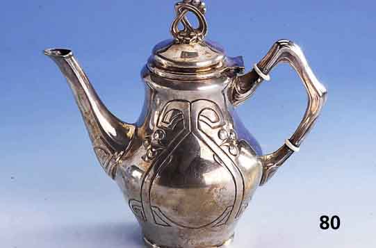 Mokkakanne, deutsch um 1900, Meistermarke B im Kreis = Bauscher & Co. Pforzheim, Sil- ber gepr., reiner Jugendstil, abstrakt floral, l. verbeult, ...