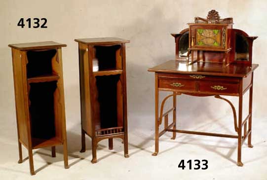 Paar BeistellschrÄnkchen, deutsch, um 1900/02, wohl Worms, Korpus Weichholz, Mahagoni mas- siv, Mahagonifurnier, RahmenfÜhrung, sparsame ...