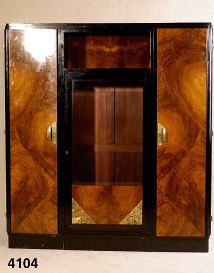 ArtDeco-Schrank, Frankreich, um 1935, Korpus Weichholz und Hartholz, Kaukasischnußbaum- furnier gespiegelt, Front mittig z.T. verglast , Rahmen- ...