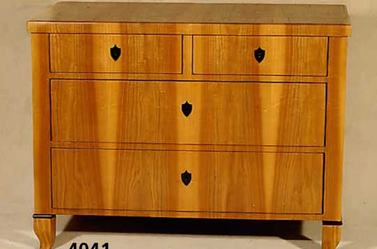 Kommode, deutsch, Korpus um 1830/40, neu Überfurniert, Kirschbaum durchgehend, ausge- suchtes Furnier, FÜße Massivholz, Korpus Weichholz, wurde ...