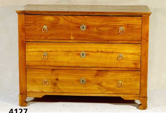 Kommode, deutsch, um 1850, Kirschholz massiv , dreischÜbig, original SchlÖsser, BeschlÄge und Leistenteile ergÄnzt, Alters- und Ge- ...
