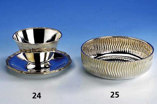 Runde Anbietschale, 925er Silber, ca. 431 g, Rand gewellt, qualitÄtvolle Verarbeitung, H ca. 5.4 cm, Durchm. ca. 18.5 cm(SP: 915 EUR)