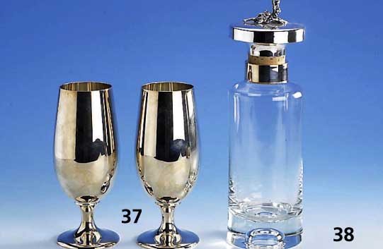 Glaskaraffe mit 925er Silber-Montur, deutsch, Meistermarke, StÖpsel mit plastischer WeinlaubbekrÖnung, H ca. 30 cm,(SP: 371 EUR)