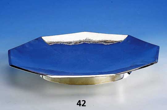 Anbietschale, deutsch Grimminger, 835er Silber, Handarbeit, reine Treibarbeit, 9 -fach facett., Standring, H ca. 4.5 cm, D. ca. 36.5 cm, ...