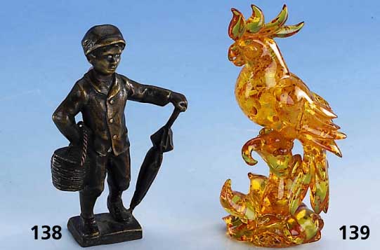 Skulptur in Form eines Jungen mit Korb und Schirm, Bronze, um 1900, vollplastische naturalistische Darstellung, H ca. 9.5 cm