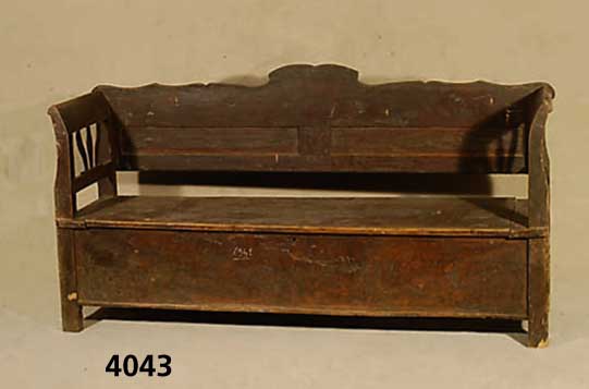 Truhenbank bzw. Mehltruhe, deutsch/Pfalz, um 1830/40, Weichholz, auf Rahmen gearbeitet, Inneneinteilung ursprÜnglich verschließbar, Seiten ...