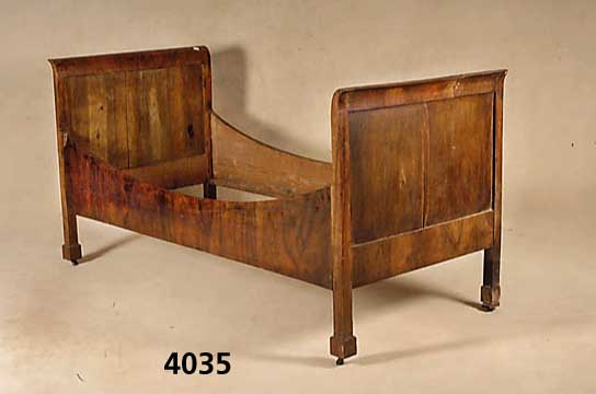 Biedermeierbett, sÜddeutsch, um 1820/30 Nußbaum massiv, Arbeitsteile Weichholz, Nuß- baumwurzelfurnier gespiegelt, FurnierschÄden, muß ...
