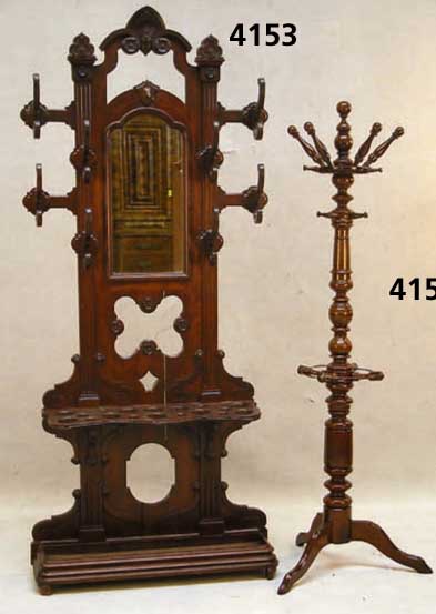 KleiderstÄnder, deutsch, um 1870/80, Nußbaum massiv, SÄule reiche Drechselarbeit, feine Durchgliederung, elegante LinienfÜhrung, Rad fÜr ...