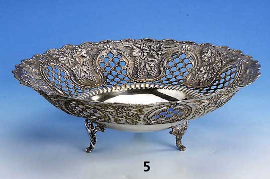 Anbietschale, Griechenland 50er Jahre, Sterling Silber, Durchbrucharbeit, auf 3 FÜßen stehend, leicht verbogen, ca. 645 g, H ca. 10 cm, D ca. ...