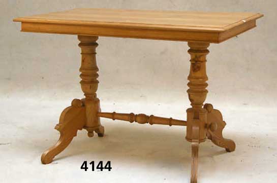 Tisch, deutsch, um 1890/1900, GrÜnderzeit, Kiefer massiv, eklektizistisch, 2-sÄulig, 4 auslegende geschwungene FÜße, reiche Drechsel- arbeit, ...