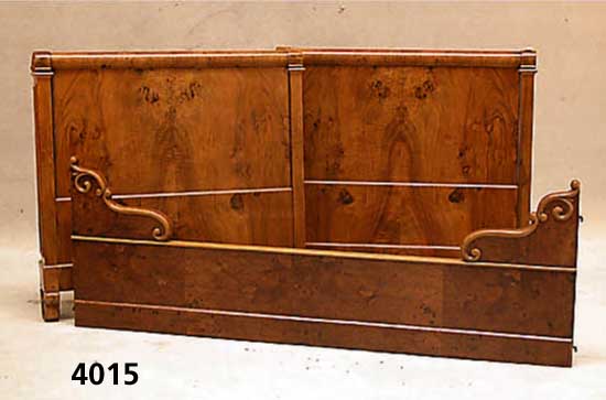 2 SpÄtbiedermeierbetten, deutsch, um 1840/50, Korpus Weichholz, dickes Wurzelnußfurnier, aufgesetzte Verzierungen in Nußbaum massiv, ...