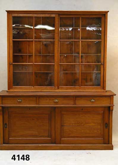 Aufsatzschrank, deutsch, um 1900, Weichholz massiv, auf Rahmen gearbeitet, Unterteil mit SchiebetÜren, 3 Schubladen, Oberteil verglast und ...
